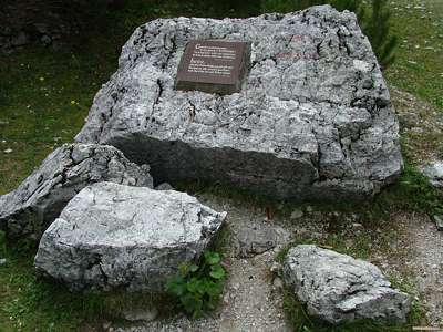 Bevor es an den Anstieg geht, finden wir diesen Stein mit einer Platte, auf der ein Spruch steht. Die Platte ist in den Stein eingelassen.