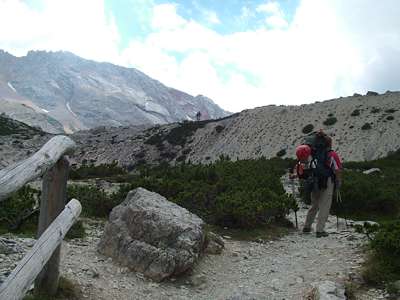 Vor uns liegt die Hochebene Valun de Fanes. Der Berg hei&szlig;t Col Bechei Dessora [2794m].