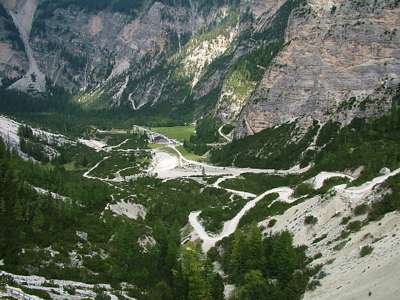 Jetzt sind wir auf der Hochebene angelangt, wir schauen noch einmal zur&uuml;ck zur Peder&uuml; - H&uuml;tte.