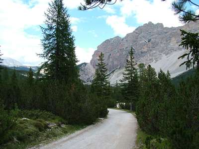 Er macht schon was her, der Col Bechei Dessora [2792m], wenn man die Stra&szlig;e so zur&uuml;ckblickt.