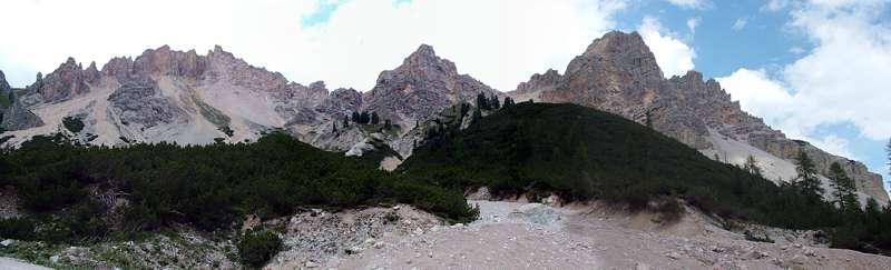 Ein Panoramabild von den Bergen gegen&uuml;ber unserem Rastplatz [alle namenlos, v.l.n.r. 2450m, 2480m, 2404m).