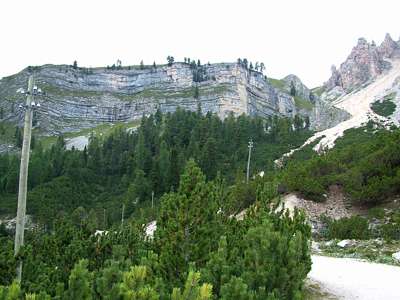 Das Massiv mit der Hochebene Plan Dles Sarenes [2200m] zeigt eine interessante Schichtenbildung. Rechts die letzten Ausl&auml;ufer des Piz de Sant Antone [2655m].