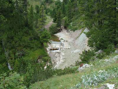 Auf der linken Seite wurde in den Bach Ru d&acute; al Plan eine kleine Staustufe eingebaut.