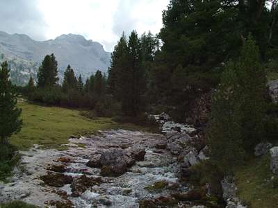 Der R&uuml; d&acute; Al Plan ist sehr romantisch. Der Berg im Hintergrund ist der La Stiga [2786m].