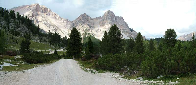 Der Blick zur&uuml;ck &uuml;ber das sch&ouml;ne Tal. Dort unten am Schild trennen sich die Wege zu Lavarello- und Fanes- H&uuml;tte.