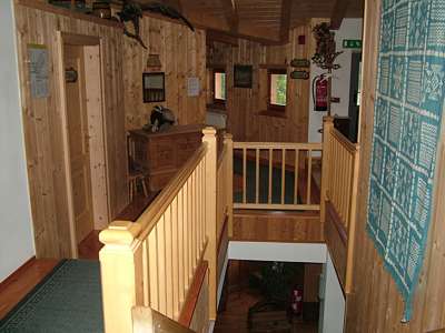 Das obere Stockwerk, auf dem sich auch unser Zimmer befindet. Links ist die "Hochzeitssuite", rechts geht es zu den Waschr&auml;umen und den Toiletten.