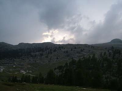 &Uuml;ber die Berge zieht das Gewitter heran, welches sich schon den ganzen Tag angek&uuml;ndigt hat.