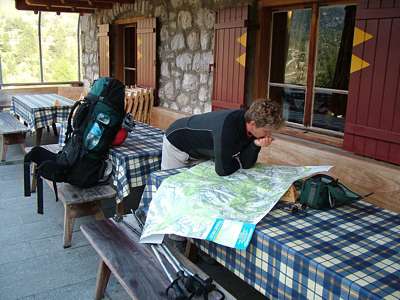 Wir wollen heute nach Cortina wandern, Evi bei der Streckenplanung.