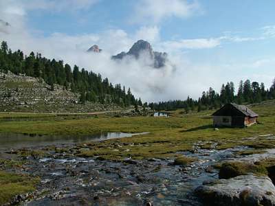 Wundersch&ouml;n! Die auf der Karte namenlosen Spitzen des Massives Furcia dei Fers scheinen in den Wolken zu schweben. Die linke Spitze ist 2450m, die mittlere 2489m und die rechte 2404m hoch.