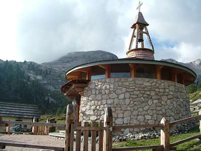 Die "Picia Capela dles Dolomites s&ouml;n munt de Fanes".