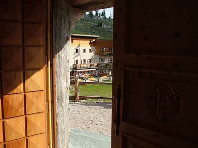Blick durch die Kapellent&uuml;r zur Lavarella - H&uuml;tte.