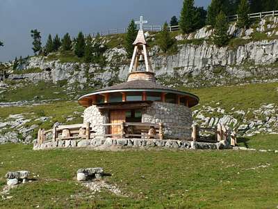 Die Kapelle f&uuml;gt sich sehr sch&ouml;n in die Umgebung ein.