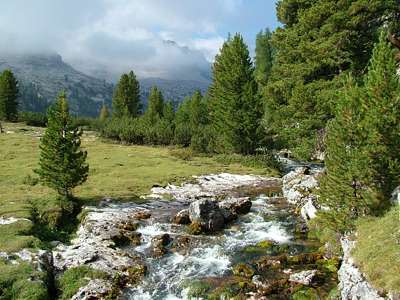 Wir sind auf der Stra&szlig;e zur Fanes-H&uuml;tte und schauen den R&uuml; d&acute; al Plan flussaufw&auml;rts.