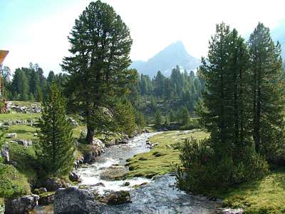 Aber auch der Blick den Bach abw&auml;rts kann sich sehen lassen. Im Hintergrund gr&uuml;&szlig;t der markante Ciamin.