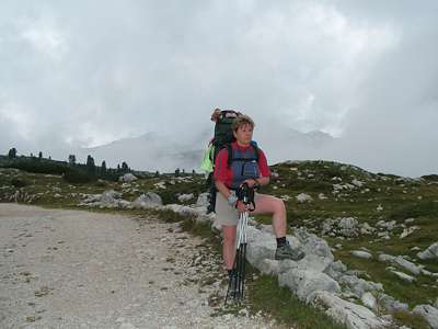Die Sonne ist dickem Nebel und Wolken gewichen, aber es ist nicht kalt. Wir wandern mit voller Ausr&uuml;stung den Dolomiten-H&ouml;henweg 10-11 [Alta Via Dolomiti] entlang.
