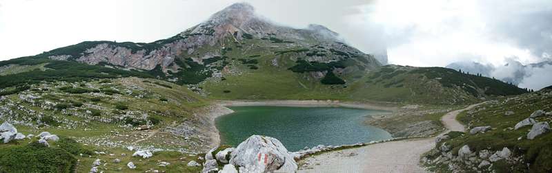 Der See Le de Limo mit dem Bergmassiv des Col Bechei Dessora [2794m] dahinter.