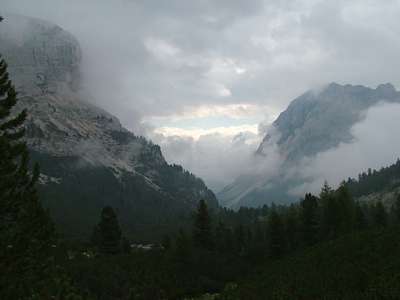 Als die Wolken kurz d&uuml;nner werden, kann man auch den linken Berg erkennen, er geh&ouml;rt zum Massiv Parei de Col Bechei [h&ouml;chster Berg Col Bechei Dessora, 2794m].