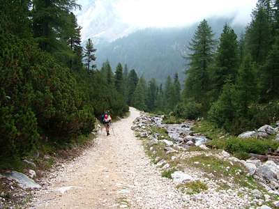 Wir wandern nun abw&auml;rts. Der schmale Bach rechts neben uns ist der R&uuml; de Fanes.