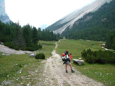 Das Tal weitet sich auf, der kleine Wasserlauf hat sich mittlerweile zu einem richtigen Bach gemausert. 