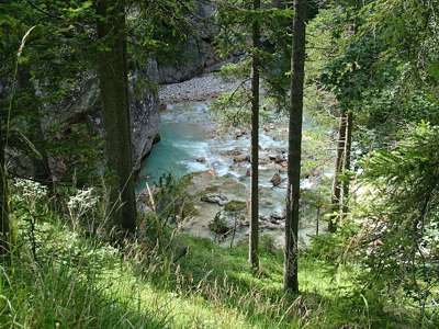 Der Fluss hat sich tief in die Felsen hineingefressen.