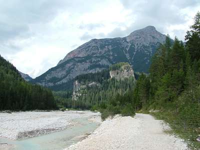 Blick auf das Tal und die Burg Rud. Cast. Podestagno, dahinter der Croda de Rancona [2366m].
