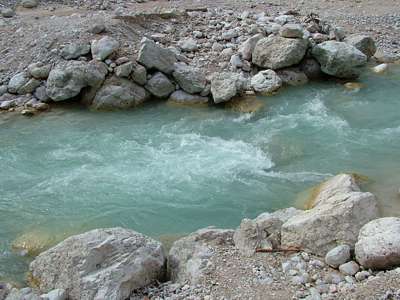 Das schnell dahinflie&szlig;ende Wasser hat immer noch seine charakteristische F&auml;rbung.