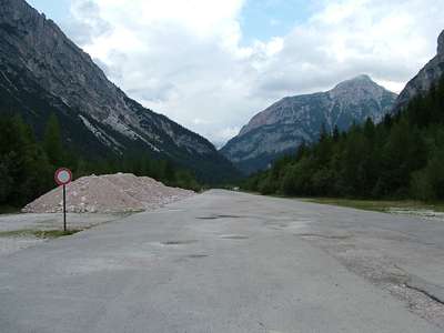 Blick zur&uuml;ck &uuml;ber das alte Rollfeld, &uuml;ber das wir gewandert sind. Im Hintergrund der Podestagno und der Croda de R&acute;Ancona.