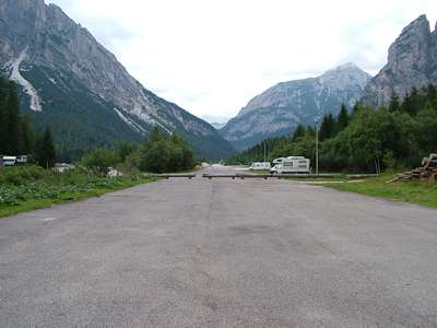 Das Rollfeld ist sehr lang, aber jetzt sind wir auf H&ouml;he des Zeltplatzes. Der Berg rechts ist ein Ausl&auml;ufer des Pomagagnon.