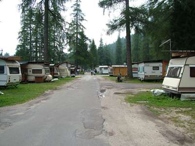 Die Hauptstra&szlig;e des Zeltplatzes.