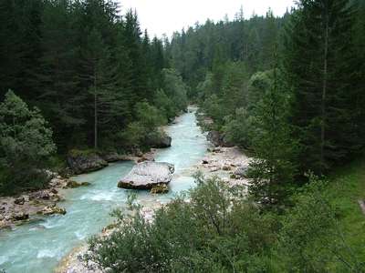 Noch ein Blick den türkisblauen T.Boite entlang, er fließt nach und durch Cortina d´ Ampezzo.