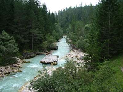 Noch ein Blick den t&uuml;rkisblauen T.Boite entlang, er flie&szlig;t nach und durch Cortina d&acute; Ampezzo.