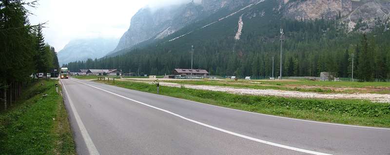 Wir wandern die vielbefahrene Stra&szlig;e 51 in Richtung Fiames entlang, leider entfernen wir uns vom Olympia-Komplex.
