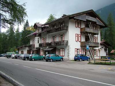 Der Bus h&auml;lt in beiden Richtungen am Hotel Fiames.