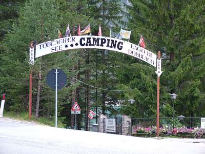 Die Busfahrt hat eine halbe Stunde gedauert, jetzt schlie&szlig;t sich der Kreis. Wir sind wieder am Toblacher See auf dem Camping-Platz.