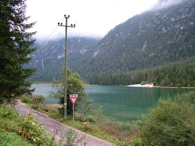 Es ist immer noch diesig. Wir wandern die Uferstra&szlig;e entlang, reden schon wieder miteinander und haben beide bessere Laune.