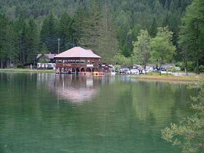 Das Seerestaurant mit Bootsverleih am gegen&uuml;berliegenden Ufer.