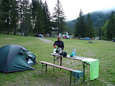 Heute fr&uuml;hst&uuml;cken wir sehr luxuri&ouml;s mit Tisch, Bank und Seeblick.