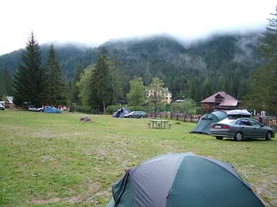 &Uuml;ber den Bergen liegt noch der Morgennebel.