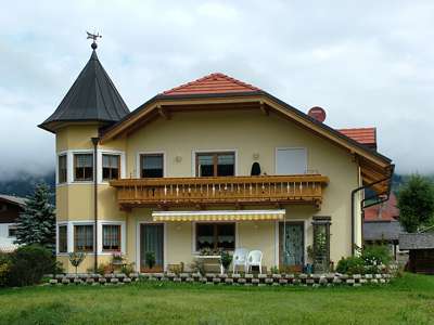 Wir treffen auf die ersten Vorort - H&auml;user von Toblach.