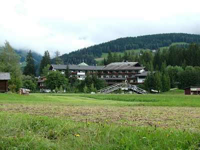 Auch die ersten Hotels sind zu sehen.