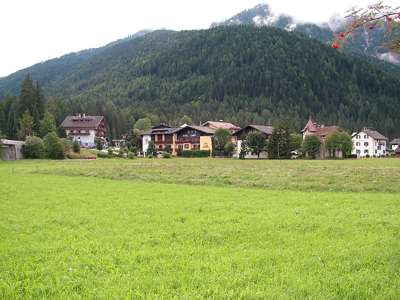 Das Hotel Laurin, dahinter der L&auml;rchwald, ein Ausl&auml;ufer des Neunerkofels.