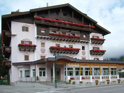 Das Hotel Union, es steht am Bahn&uuml;bergang, nicht weit vom Bahnhof entfernt.