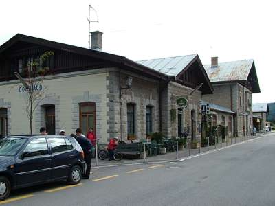 Das Bahnhofsgebäude.