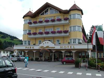 Der hohe Stellenwert des Tourismus in Toblach ist offensichtlich, hier das Hotel Bellevue.