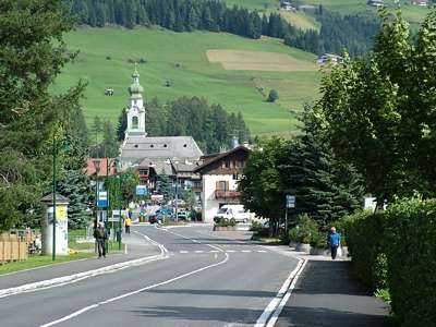 Der Blick von Neutoblach [Dobbiaco Nuovo] in Richtung Altstadt [Dobbiaco].