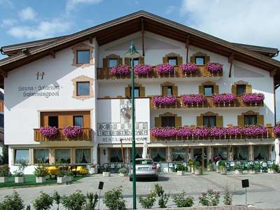 Das Hotel Tschurtschenmaler in der Vorderansicht.
