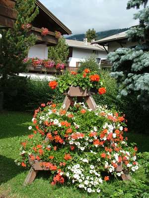 In einem Garten steht dieser wundersch&ouml;ne Blumenst&auml;nder.