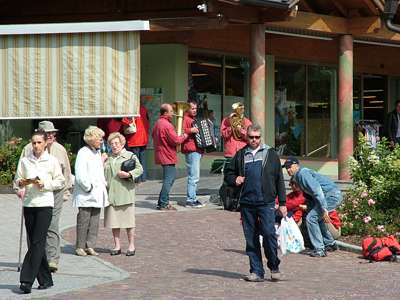 Es herrscht reger Betrieb in der Stadt, hier spielen ein paar Stra&szlig;enmusikanten.