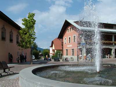 Erst gehen wir zum B&auml;cker, dann machen wir ein wenig in der Sonne am Springbrunnen Rast.