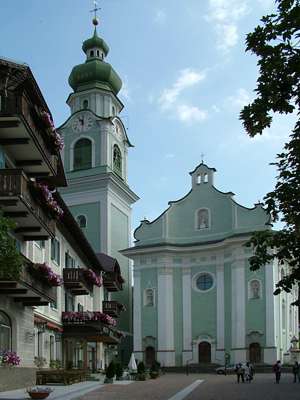 Einen Kirchturm ohne Verbindung zur Kirche haben wir in Südtirol schon mehrfach gesehen.